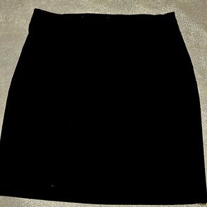 ZARA BASIC, beautiful black skirt for girls. It has a zipper on the left side.